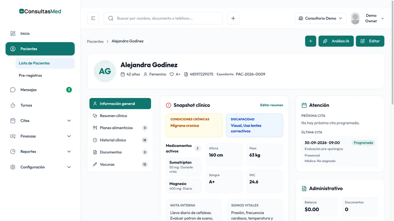 Expediente de un paciente en ConsultasMed con datos clínicos, historial de consultas y documentos